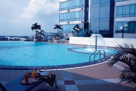 Horison Hotel, Bekasi - Swimming Pool