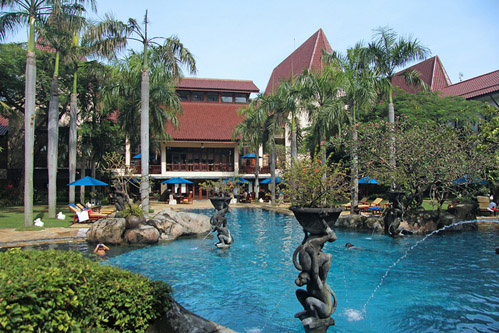 Novotel Surabaya Hotel, Surabaya - Swimming Pool