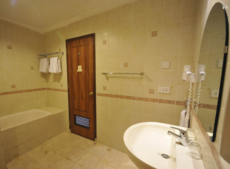 Mesra Hotel - Samarinda, Bathroom
